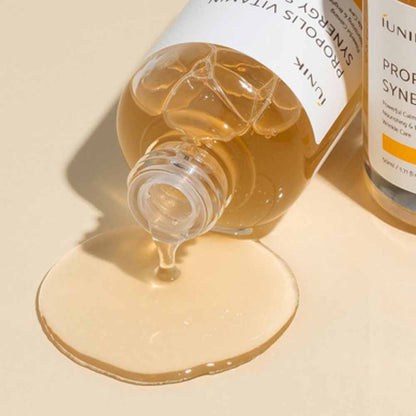 Detailaufnahme der iUNIK Propolis Serum Verpackung, ideal für empfindliche Haut und strahlenden Teint.