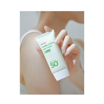 Anwendung der Panthe-Calming Sun Cream auf der Haut, schützt effektiv vor UV-Strahlen mit SPF50+.