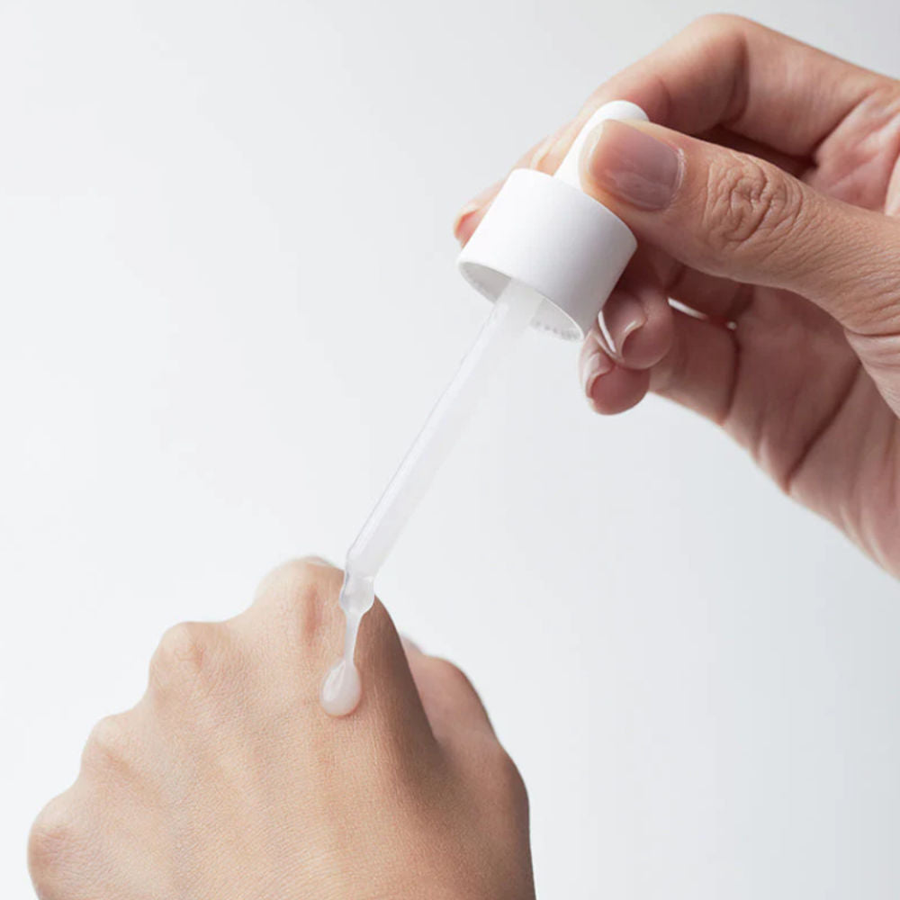 Detailaufnahme der Biodance Hydro Cera-nol Ampoule mit Tropfenanwendung, perfekt für die Hautpflege-Routine.