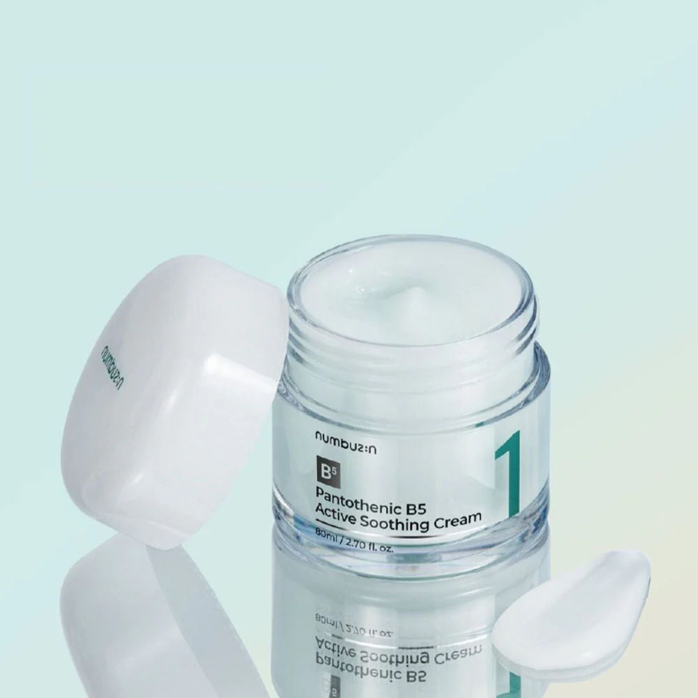 Detailaufnahme der Numbuzin Beruhigende Feuchtigkeitscreme und ihrer Inhaltsstoffe auf einem Holztisch.