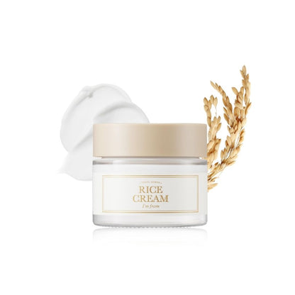 Anwendung der I’m from Rice Cream auf der Hand, ideal für die tägliche Feuchtigkeitsversorgung.