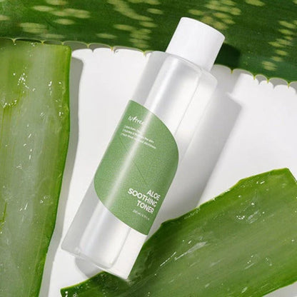 Nahaufnahme der Isntree Aloe Soothing Toner Flasche, feuchtigkeitsspendend und perfekt für die koreanische Kosmetikroutine.