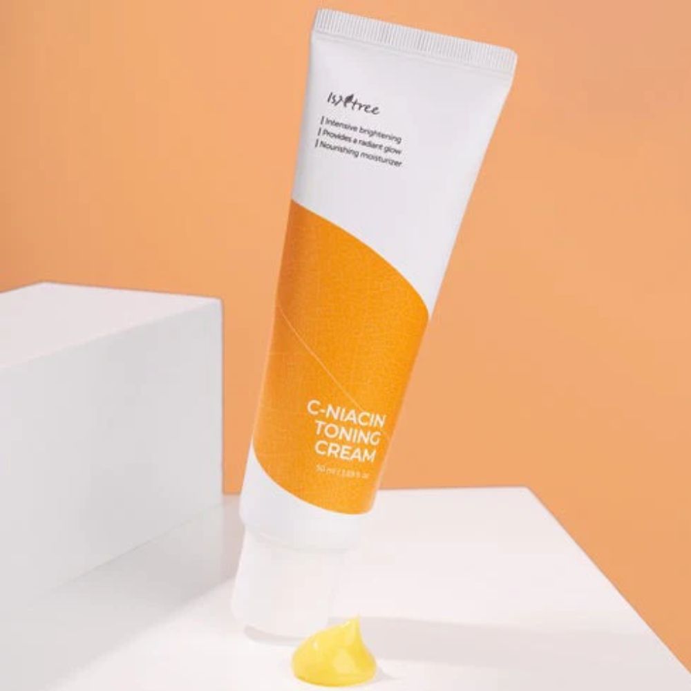 Anwendung der Isntree Niacinamid Creme auf der Haut, fördert die Hautpflege mit Vitamin C.