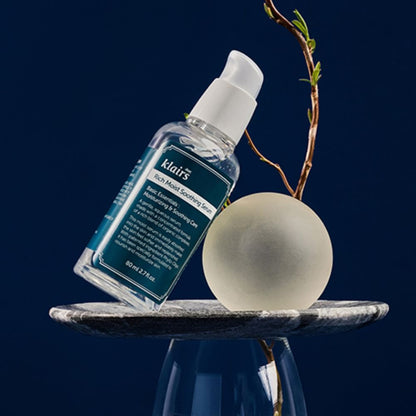 Detailansicht des veganen Klairs Serums, das beruhigende Hautpflege bietet und tiefenwirksam wirkt.