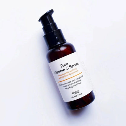 Nahaufnahme des Purito Vitamin C Serums mit frischen Zutaten, perfekt für strahlende, feuchtigkeitsspendende Pflege.