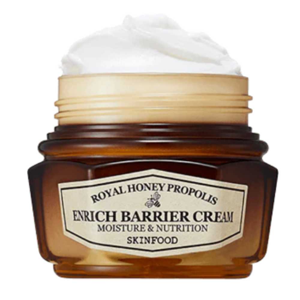 Anwendung der Royal Honey Propolis Creme auf der Hand, zeigt die reichhaltige Textur und das feuchtigkeitsspendende Ergebnis.