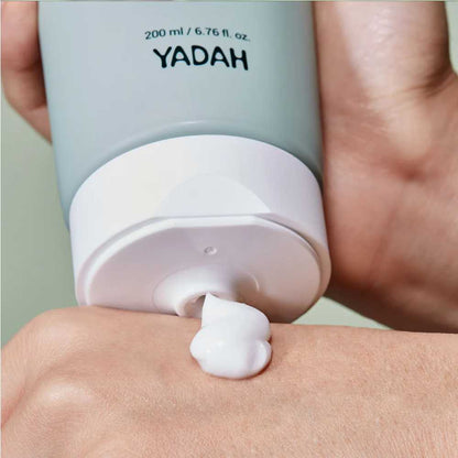 Verpackungsdesign der Yadah Lotion - moderne, ansprechende koreanische Kosmetik für die tägliche Pflege.