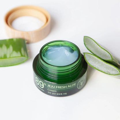 Naheaufnahme der Verpackung der Aloe Vera Creme von the SAEM mit K-Beauty-Symbolen.