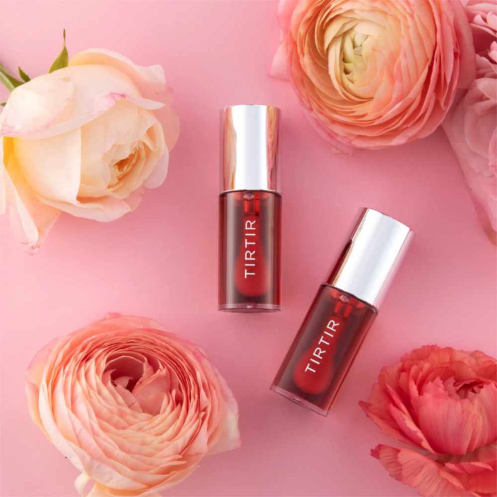 Die Anwendung von My Glow Lip Oil Rosy zeigt strahelnde, gepflegte Lippen mit nährendem Lippenöl für optimalen Schutz.