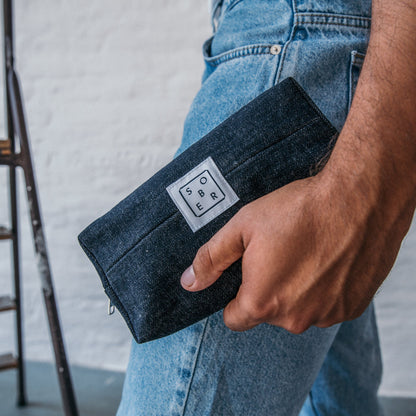 Innenansicht der Denim Wash Bag mit Fächern für eine ordentliche Aufbewahrung von Kosmetikartikeln.