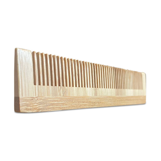 Hochwertiger Langkamm aus Bambus für stilvolle Haar- und Bartpflege von Männerboxx.