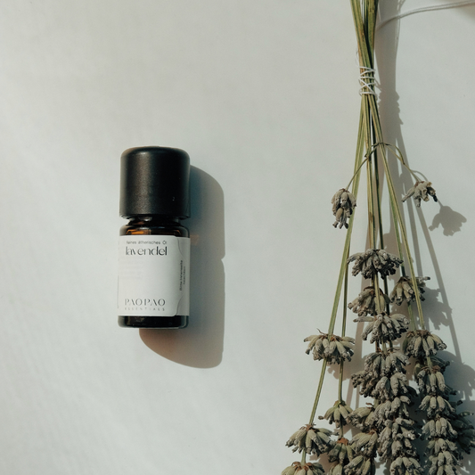 100% ätherisches Lavendel Öl von paopao essentials in eleganter Flasche, ideal für natürliche Entspannung.