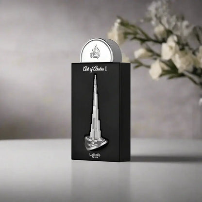 Flacon von Lattafa Pride Art of Arabia auf einem dekorativen Tisch, zeigt die luxuriöse Ausstrahlung des Duftes.