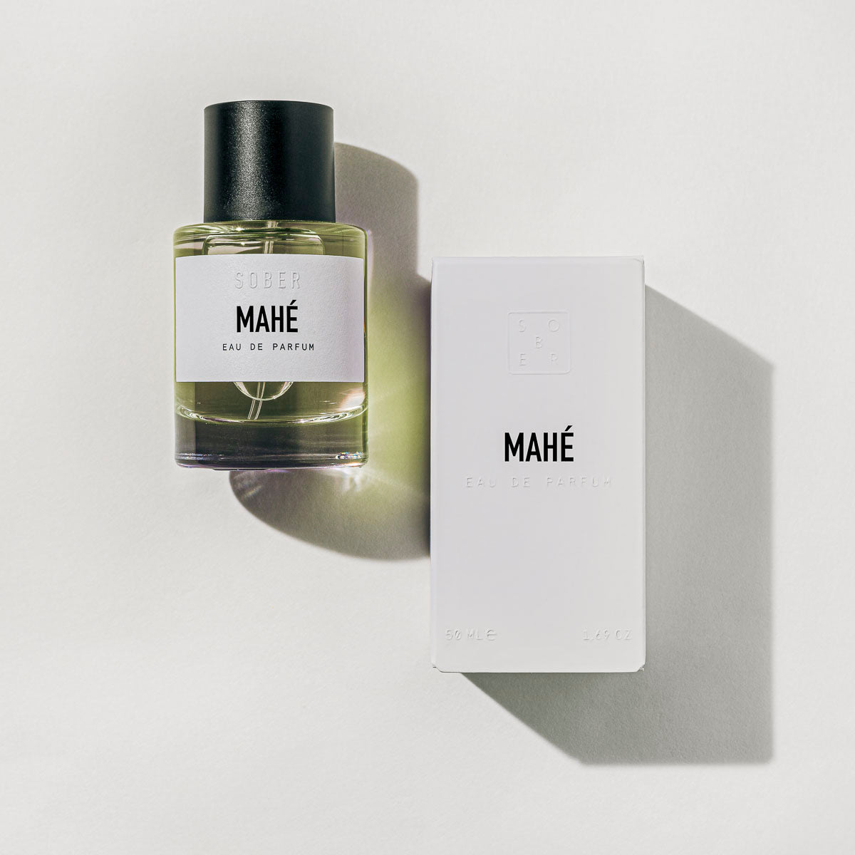MAHÉ Eau de Parfum auf einem stilvollen Tisch, perfekt für das elegante Zuhause.