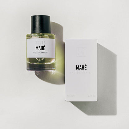 MAHÉ Eau de Parfum auf einem stilvollen Tisch, perfekt für das elegante Zuhause.