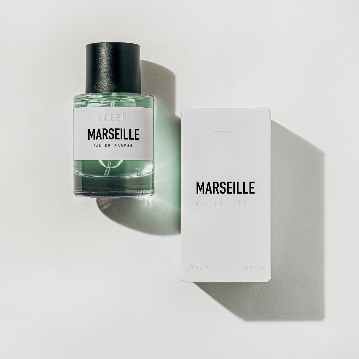 Eau de Parfum Marseille wird auf die Haut aufgetragen, ein erfrischender Unisex-Duft für jeden Anlass.