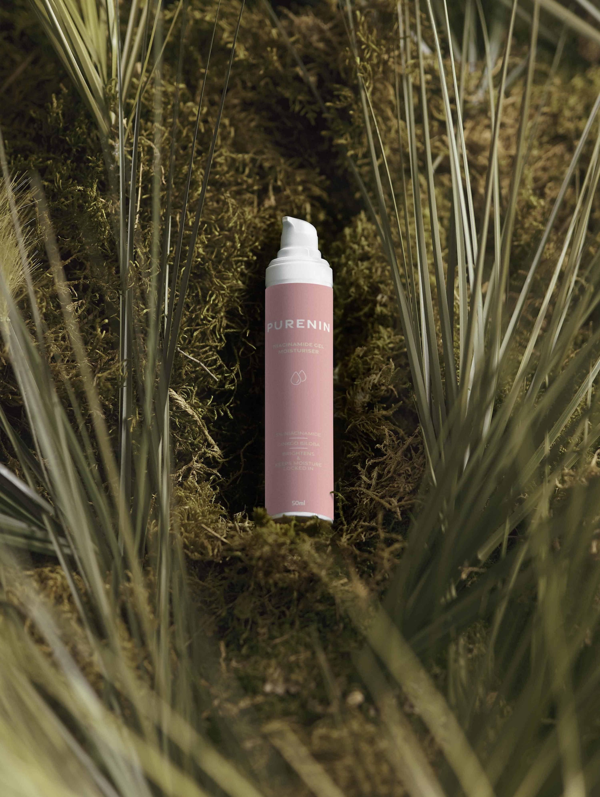 Transparentes Niacinamide Gel Moisturiser, ideal für vegane Hautpflege und belebte Haut.