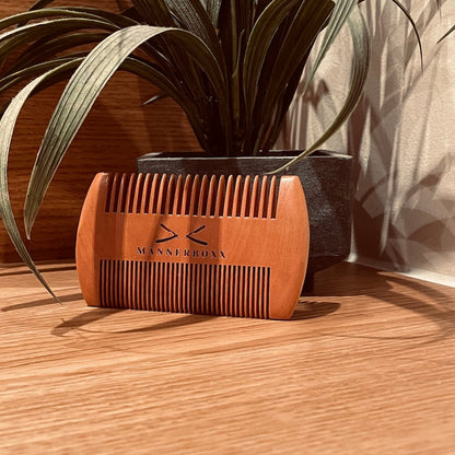 Anwendung des Bartkamms für, um den Bart zu stylen und Unordnung zu beheben.