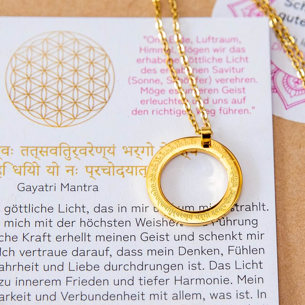Spirituelle Kette | vergoldet | Gayatri Mantra Gravur