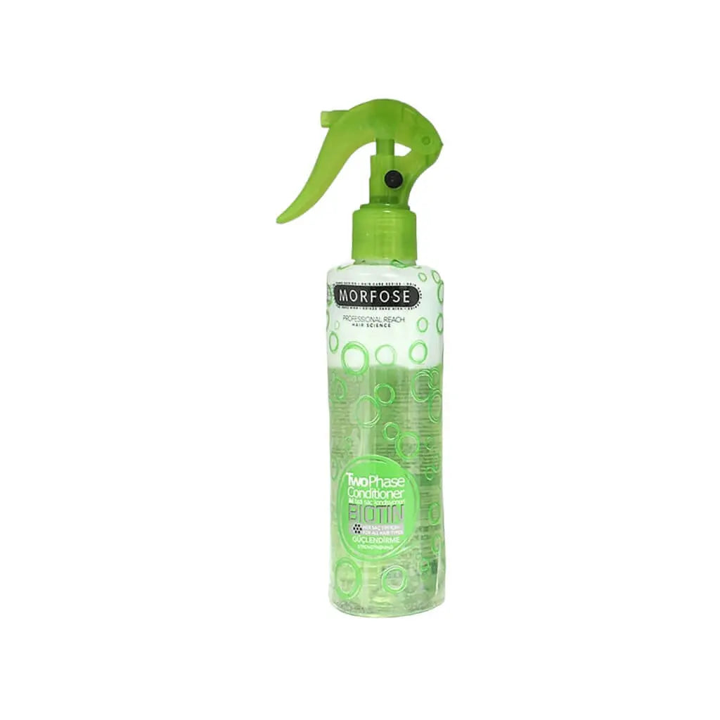 Detailaufnahme des Morfose Biotin Conditioners in Anwendung für gepflegte, strahlende Haare.