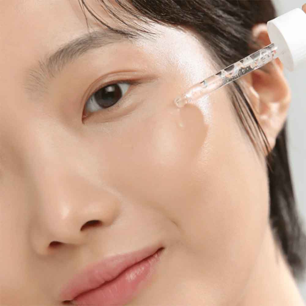 Detailansicht des Joseon Serums, das sanft auf die Haut aufgetragen wird, für strahlenden Teint und Hautpflege.