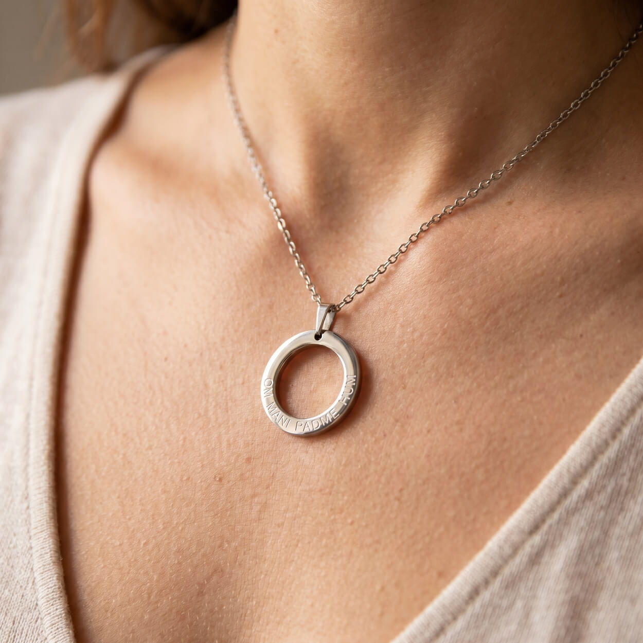 Halskette mit Anhänger | silber | Mantra: Om Mani Padme Hum