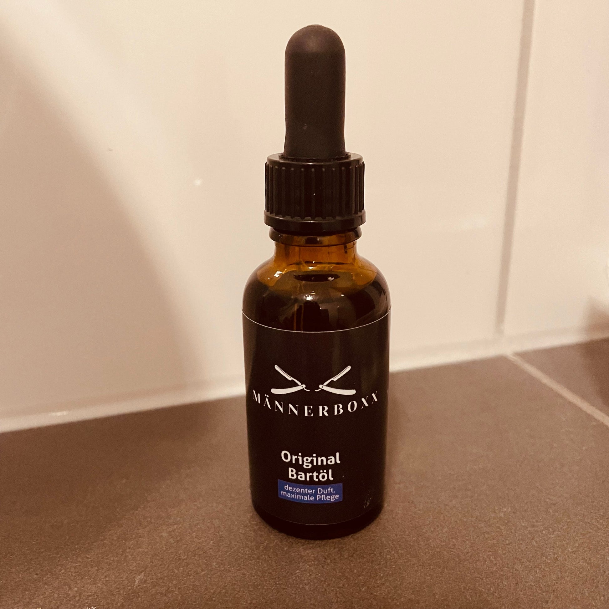 Mann massiert das natürliche Bartöl in seinen Bart für optimale Pflege und Styling.