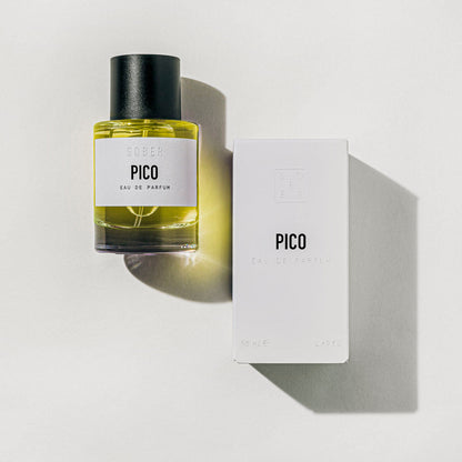 PICO Eau de Parfum sanft auf die Haut aufgetragen, betont den Premium Duft für Unisex.