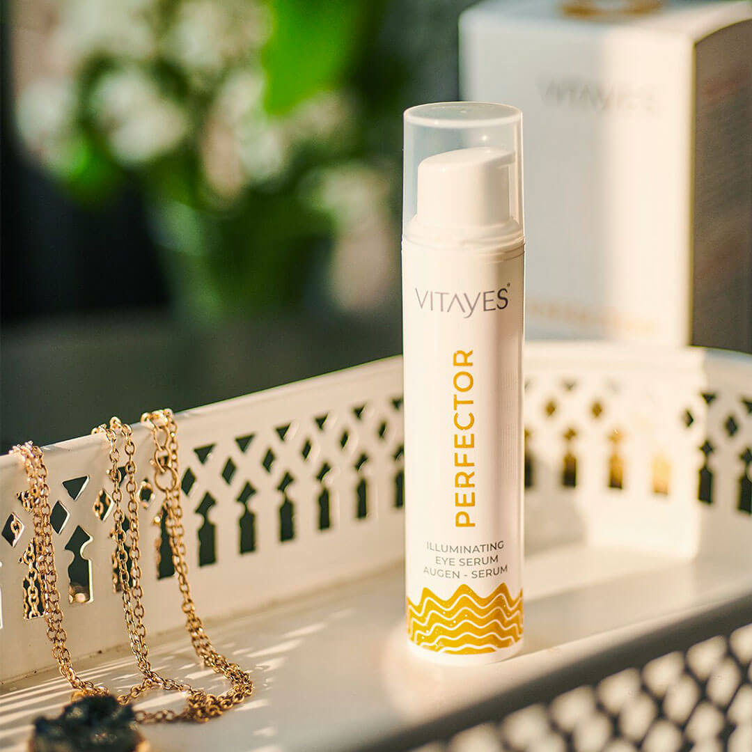 Ingredientenliste des veganen Augenserums betont die natürlichen und pflegenden Inhaltsstoffe.