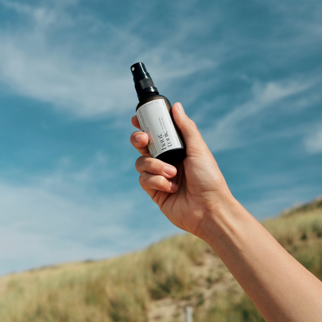 Anwendung von Hauttonic auf Gesicht, die erfrischende Wirkung von paopao essentials für strahlende Haut