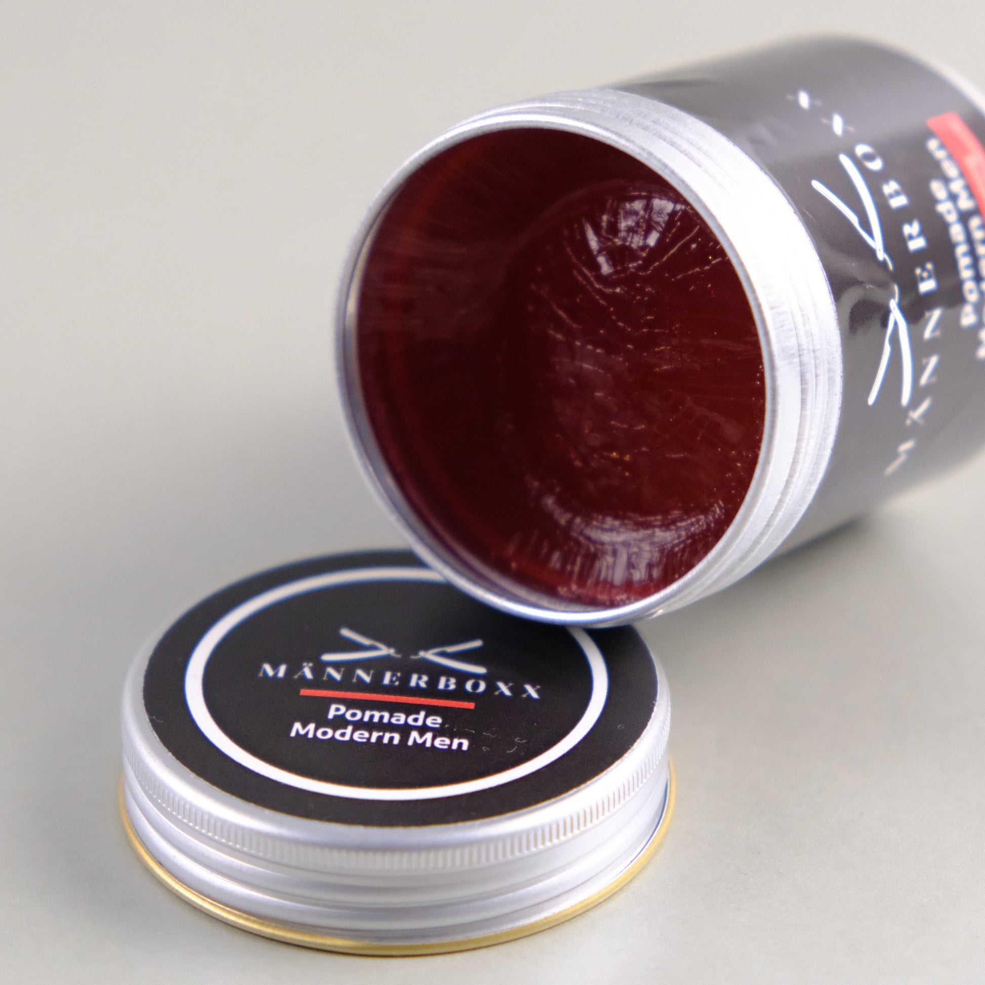 Moderne Pomade für Haarstyling von Männerboxx in einer eleganten Verpackung, vegan und tierversuchsfrei.