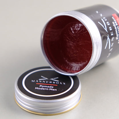 Moderne Pomade für Haarstyling von Männerboxx in einer eleganten Verpackung, vegan und tierversuchsfrei.