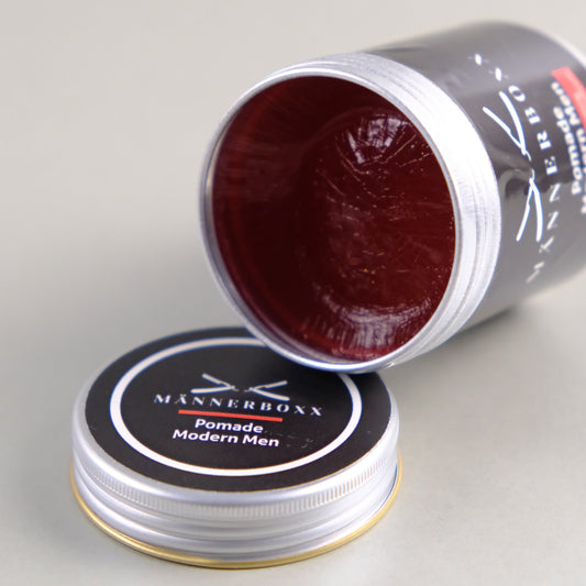 Moderne Pomade für Haarstyling von Männerboxx in einer eleganten Verpackung, vegan und tierversuchsfrei.