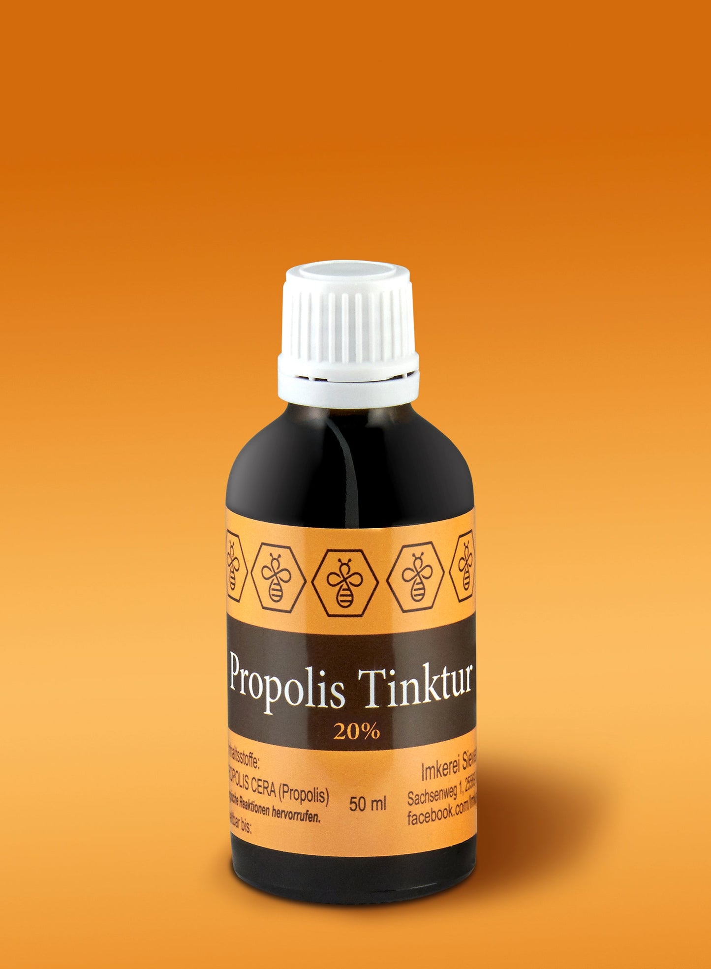Verpackung der Premium Propolis Tinktur von Nordbienchen auf einem Holztisch, ideal für Nahrungsergänzung.