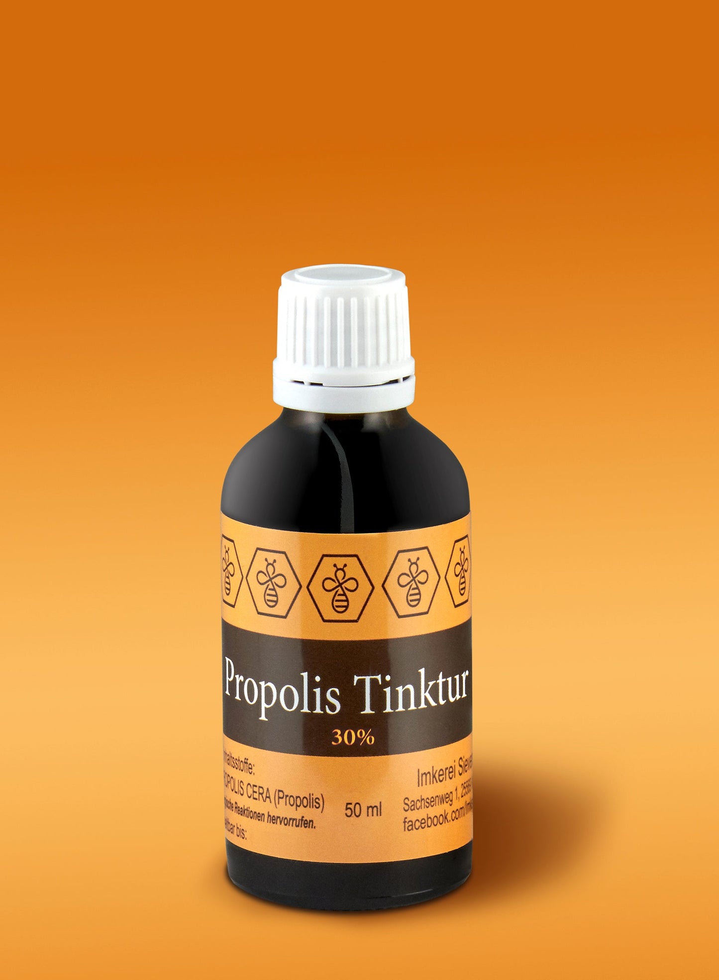 Anwendung der Propolis Tinktur in einem Löffel, um die Immunabwehr zu fördern.