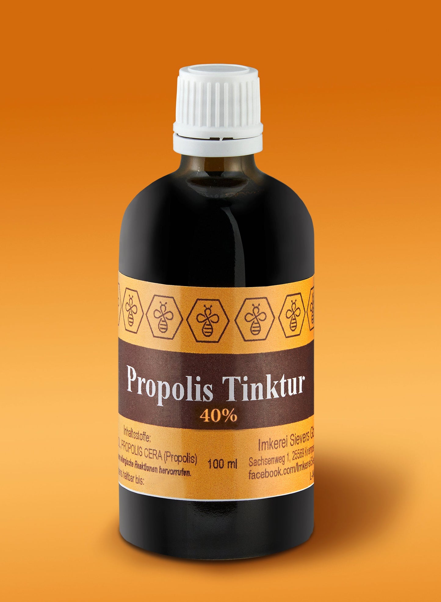 Die Flasche der Propolis Tinktur in einer natürlichen Umgebung, symbolisiert Bienenprodukte.