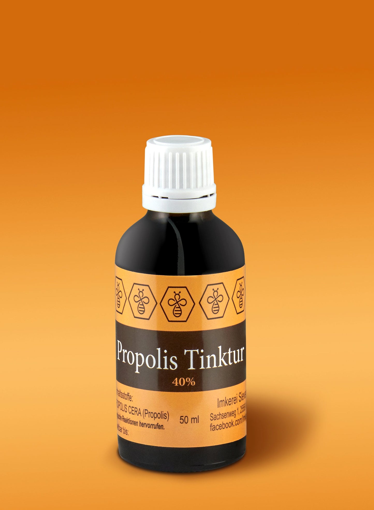 Propolis Tinktur von ekovita vor einer grünen Pflanze, die die Naturverbundenheit hervorhebt.