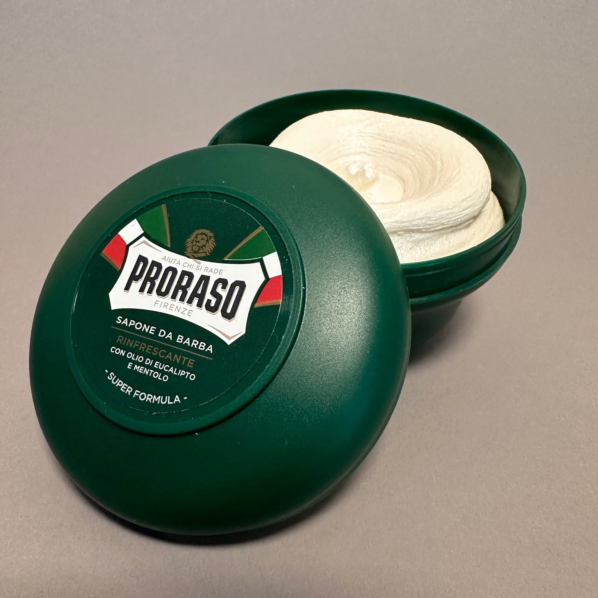 Rasierseife mit Eukalyptus-Öl und Menthol in einer eleganten Verpackung von Männerboxx für eine Premium Rasur.