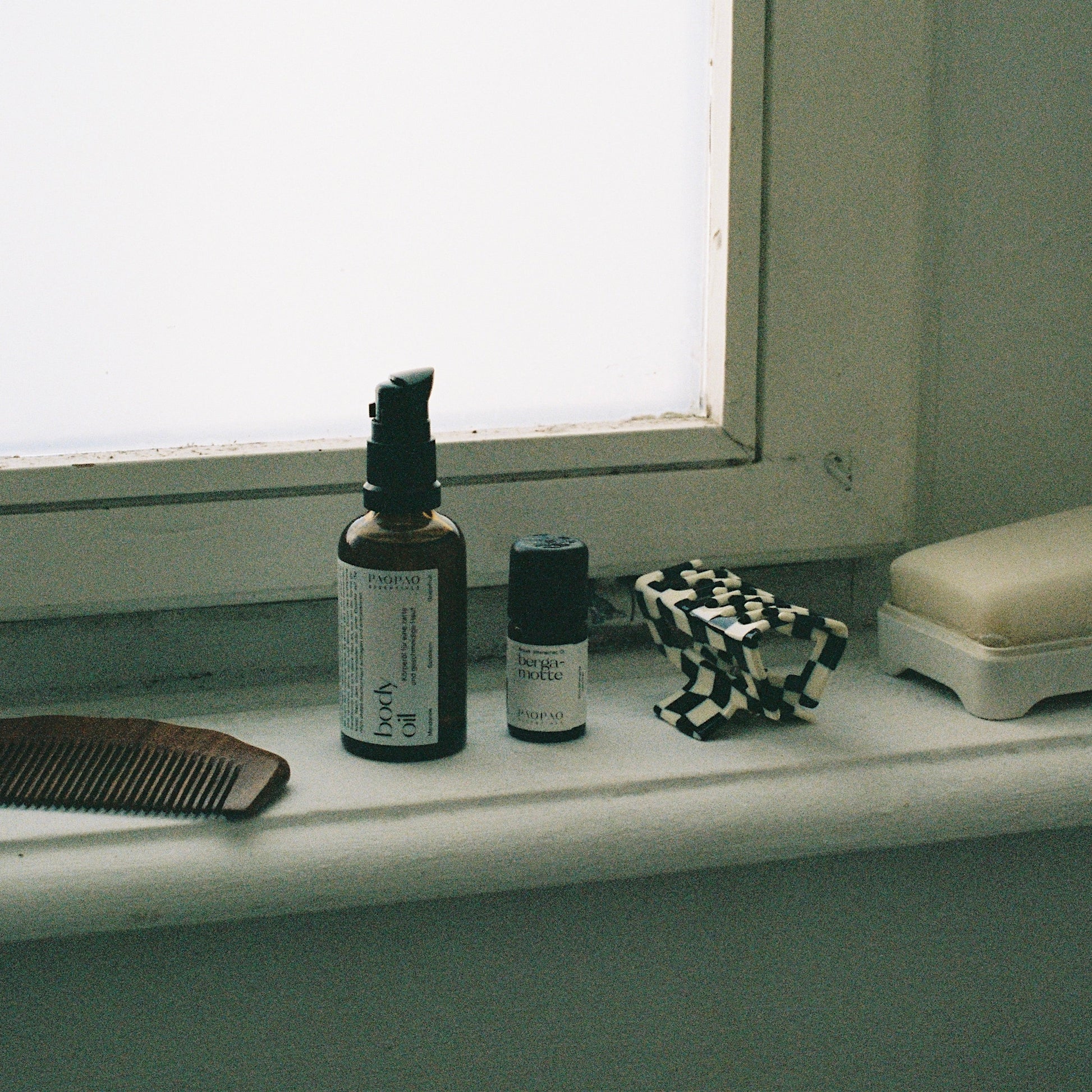 Die elegante Verpackung des Body Oils von paopao essentials für eine stilvolle Beauty-Routine.