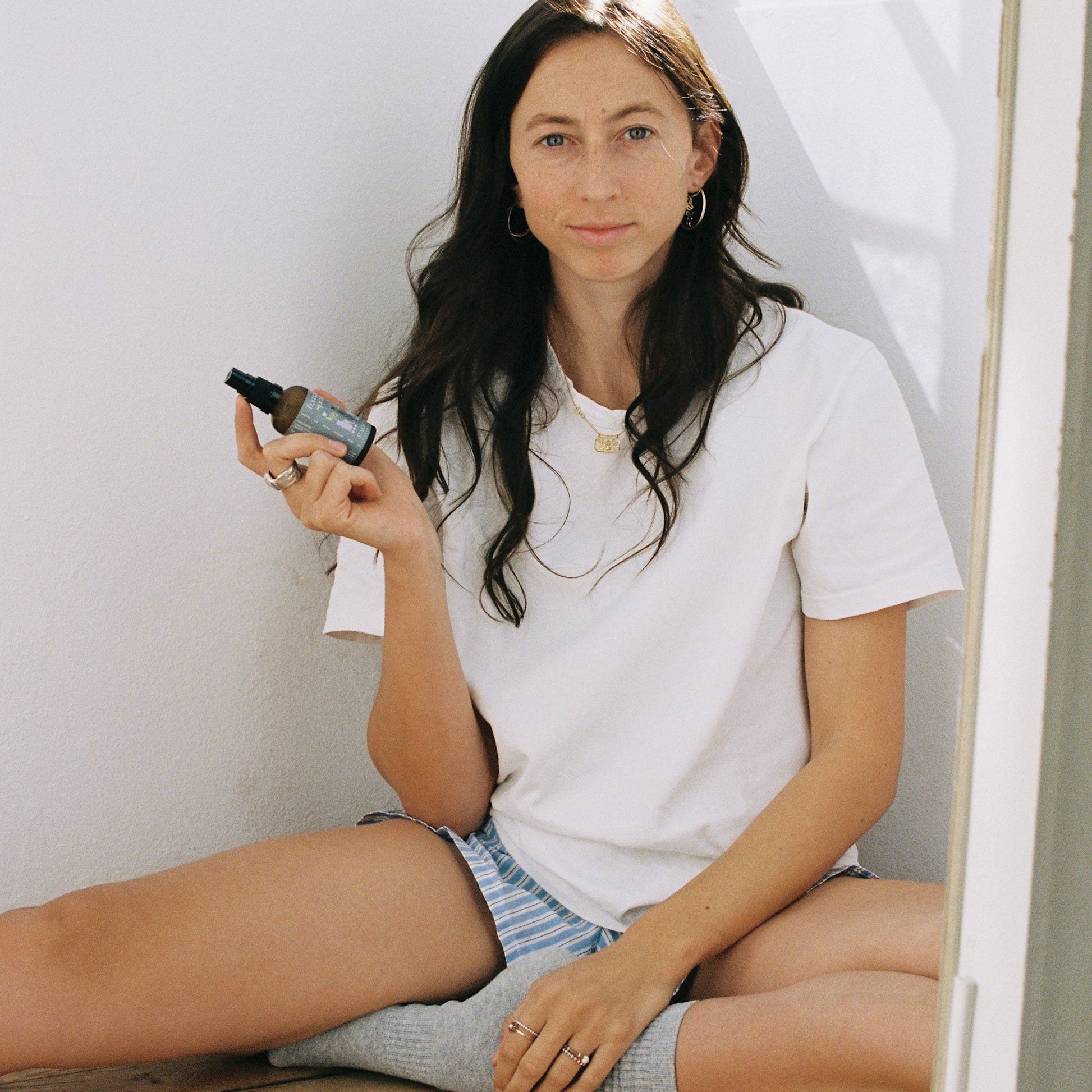 Nahaufnahme der Verpackung des Female Energy Spray von paopao essentials, stilvoll und umweltfreundlich.