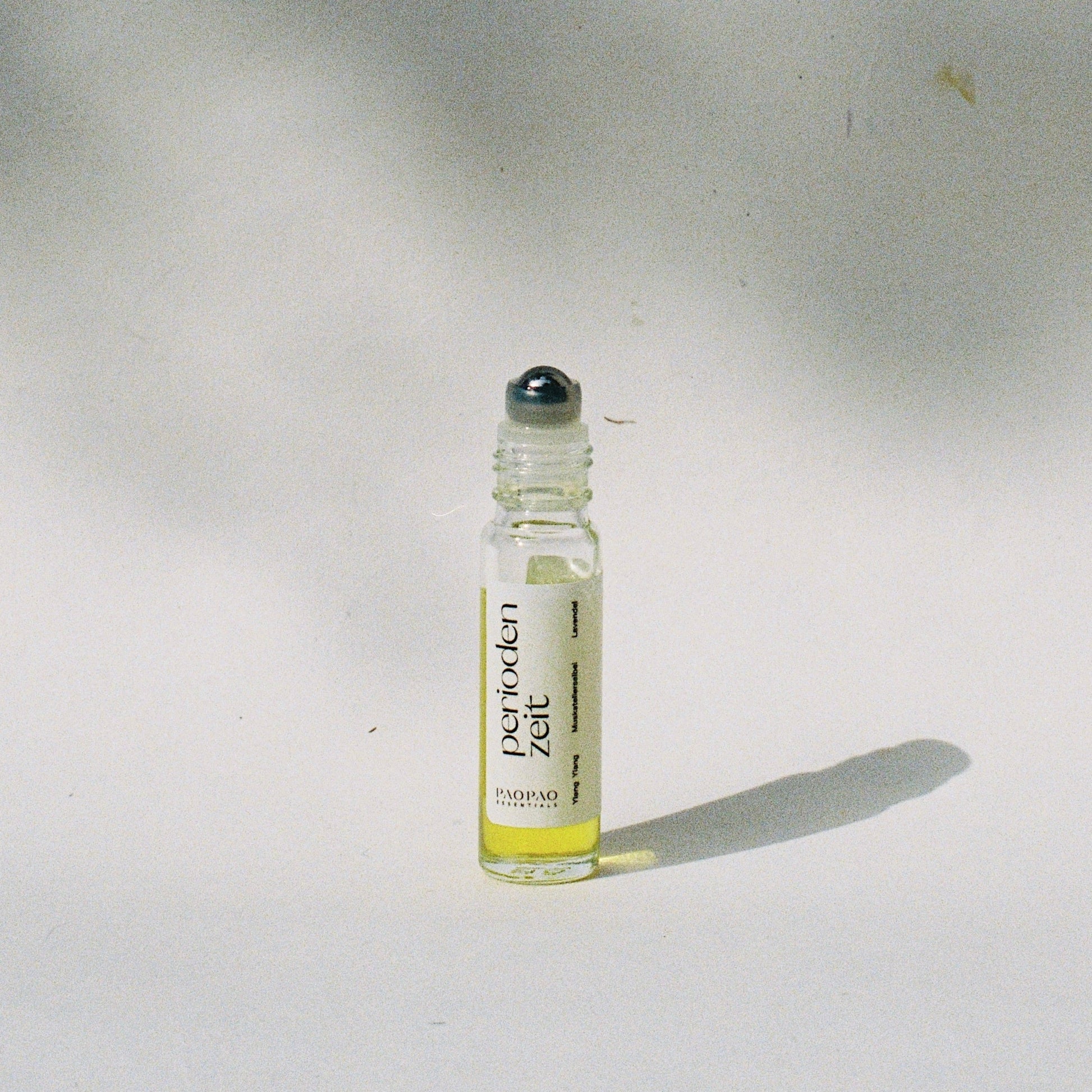 Verpackung des paopao essentials PMS Roll-Ons, designed für Frauen mit PMS-Bedürfnissen.