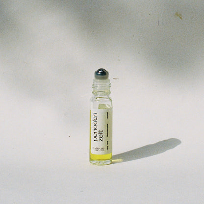 Verpackung des paopao essentials PMS Roll-Ons, designed für Frauen mit PMS-Bedürfnissen.