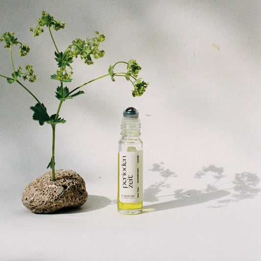 PMS Roll-On von paopao essentials in eleganter Verpackung zur Linderung von Periodenschmerzen.