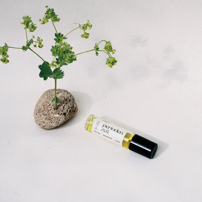 Detailansicht des PMS Roll-Ons mit natürlichen ätherischen Ölen für PMS Hilfe.