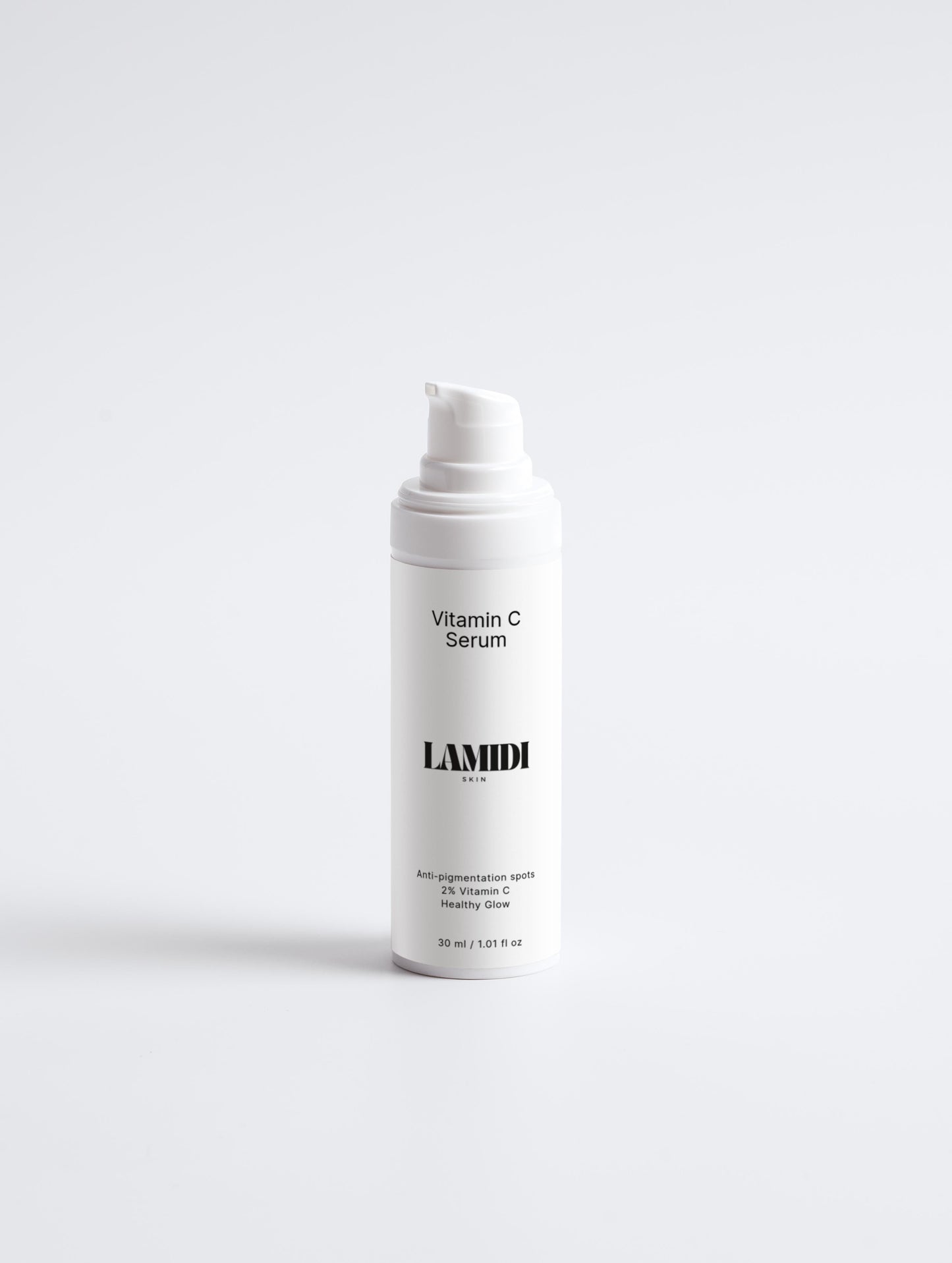 Anwendung des Vitamin C Serums von ekovita auf dem Gesicht für beste Ergebnisse.