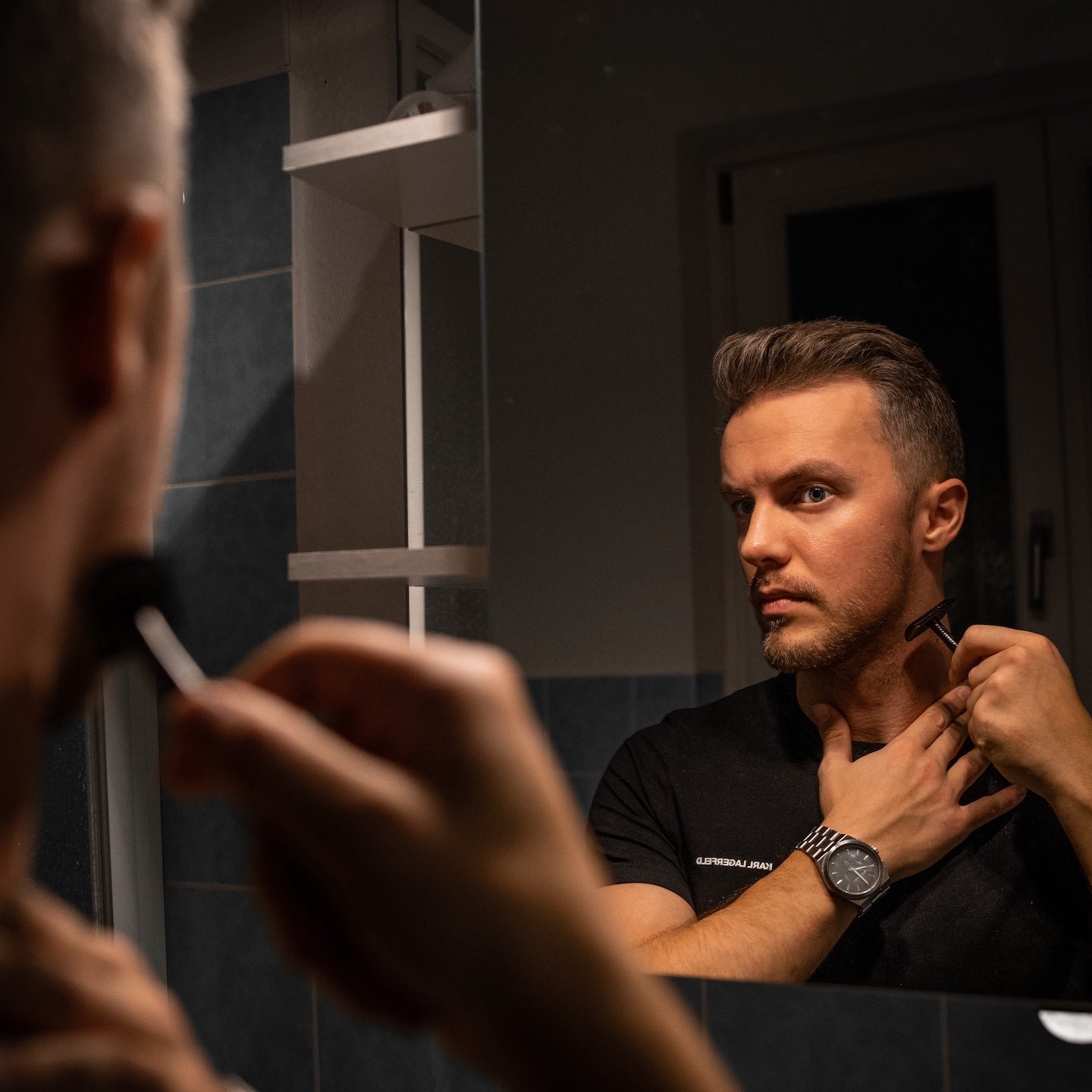 Detailansicht des eleganten Premium Rasierhobels ‚Black‘ mit glatter Oberfläche und ergonomischem Griff.