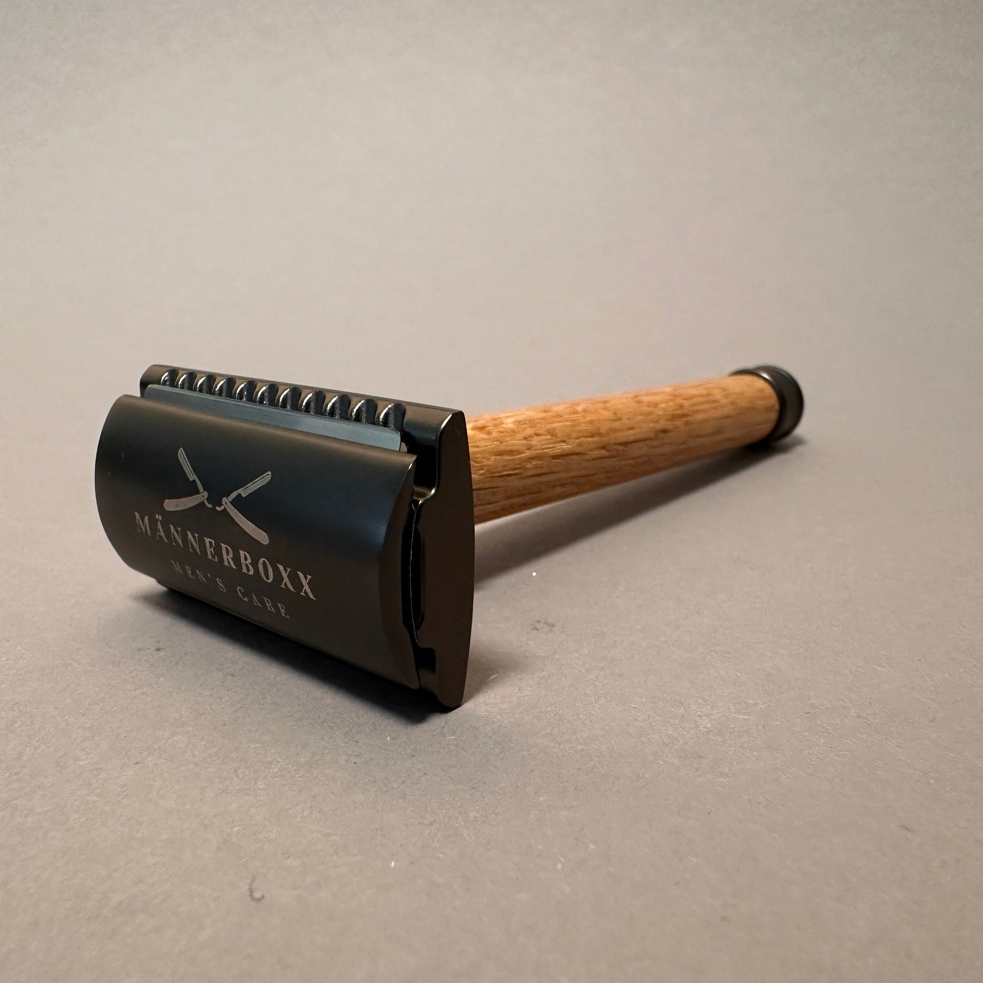 Rasierhobel ‚Wood‘ aus Eichenholz für eine nachhaltige Rasur mit 10 Rasierklingen.