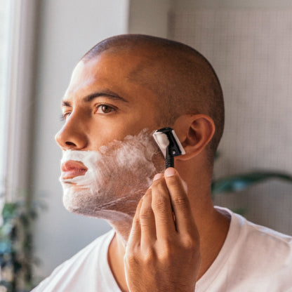 Nachhaltiger Edelstahl Rasierer, ideal für eine umweltfreundliche Rasur.