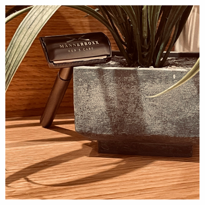 Premium Rasierhobel ‚Black‘ von Männerboxx für eine nachhaltige Rasur ohne Hautirritationen.