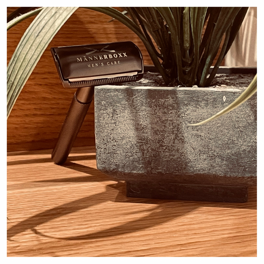 Premium Rasierhobel ‚Black‘ von Männerboxx für eine nachhaltige Rasur ohne Hautirritationen.